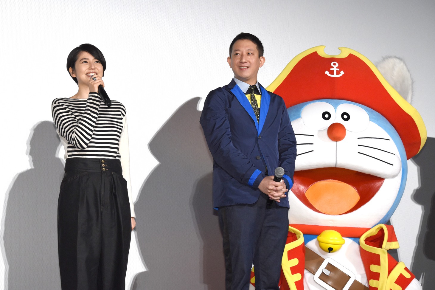 左から長澤まさみ、サバンナ高橋。