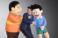 ジャイアン（左）とスネ夫（右）に挟まれる高橋茂雄（中央）。