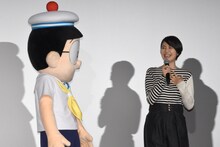 長澤まさみ（右）の話を真剣に聞くのび太（左）。