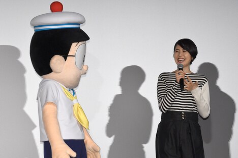 長澤まさみ（右）の話を真剣に聞くのび太（左）。