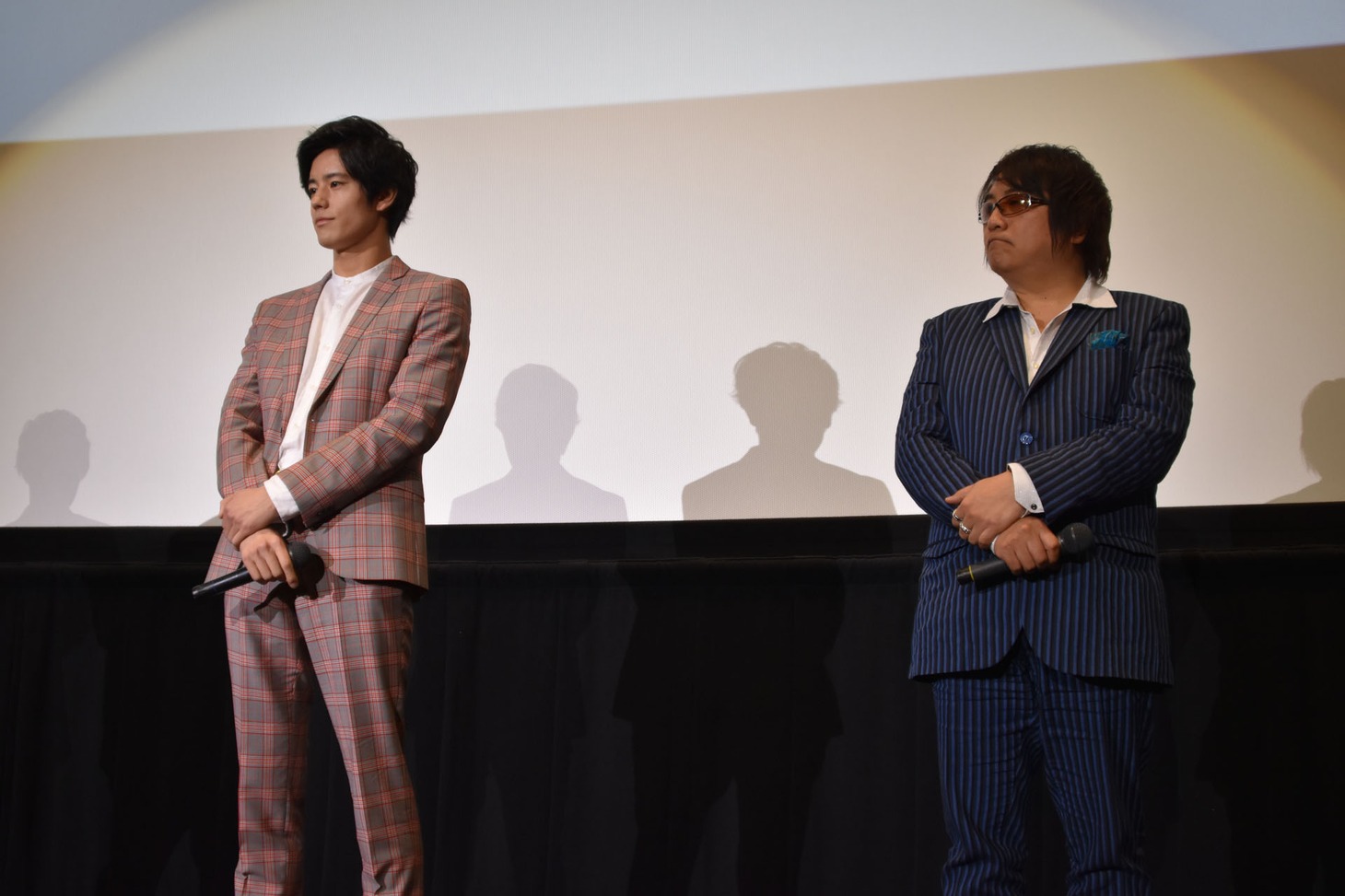 左から岩永徹也、鈴村展弘。
