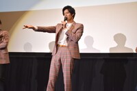 「神の恵みをありがたく受け取れ」というセリフでのポーズを再現する岩永徹也。