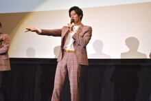 「神の恵みをありがたく受け取れ」というセリフでのポーズを再現する岩永徹也。