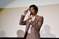 “チョリース”を再現する岩永徹也。