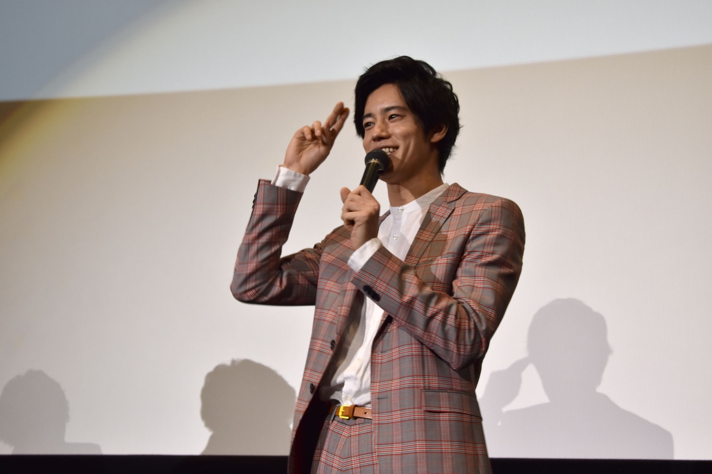 “チョリース”を再現する岩永徹也。