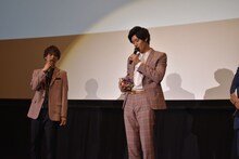 左から小野塚勇人、岩永徹也。