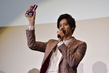 小説版「仮面ライダーエグゼイド」のサンプル本を紹介する岩永徹也。
