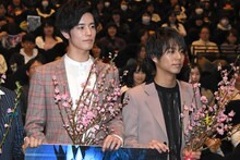 左から岩永徹也、小野塚勇人。