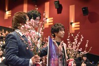 左から鈴村展弘、岩永徹也、小野塚勇人。