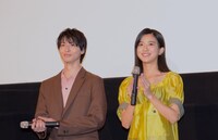 左から高杉真宙、黒島結菜。