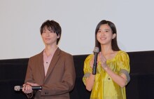 左から高杉真宙、黒島結菜。