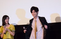 桃の節句にちなんだピンクのシャツを見せる小瀧望。