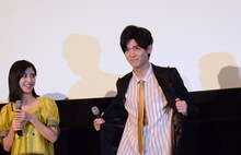 桃の節句にちなんだピンクのシャツを見せる小瀧望。