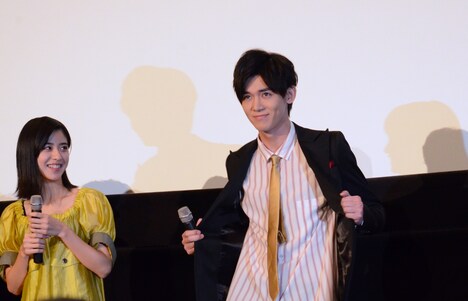 桃の節句にちなんだピンクのシャツを見せる小瀧望。