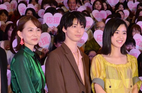 左から谷村美月、高杉真宙、黒島結菜。