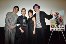 「生きる街」初日舞台挨拶の様子。左から堀井新太、夏木マリ、佐津川愛美、榊英雄。