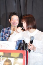 ラーメン型のケーキを食べる中村ゆりか。