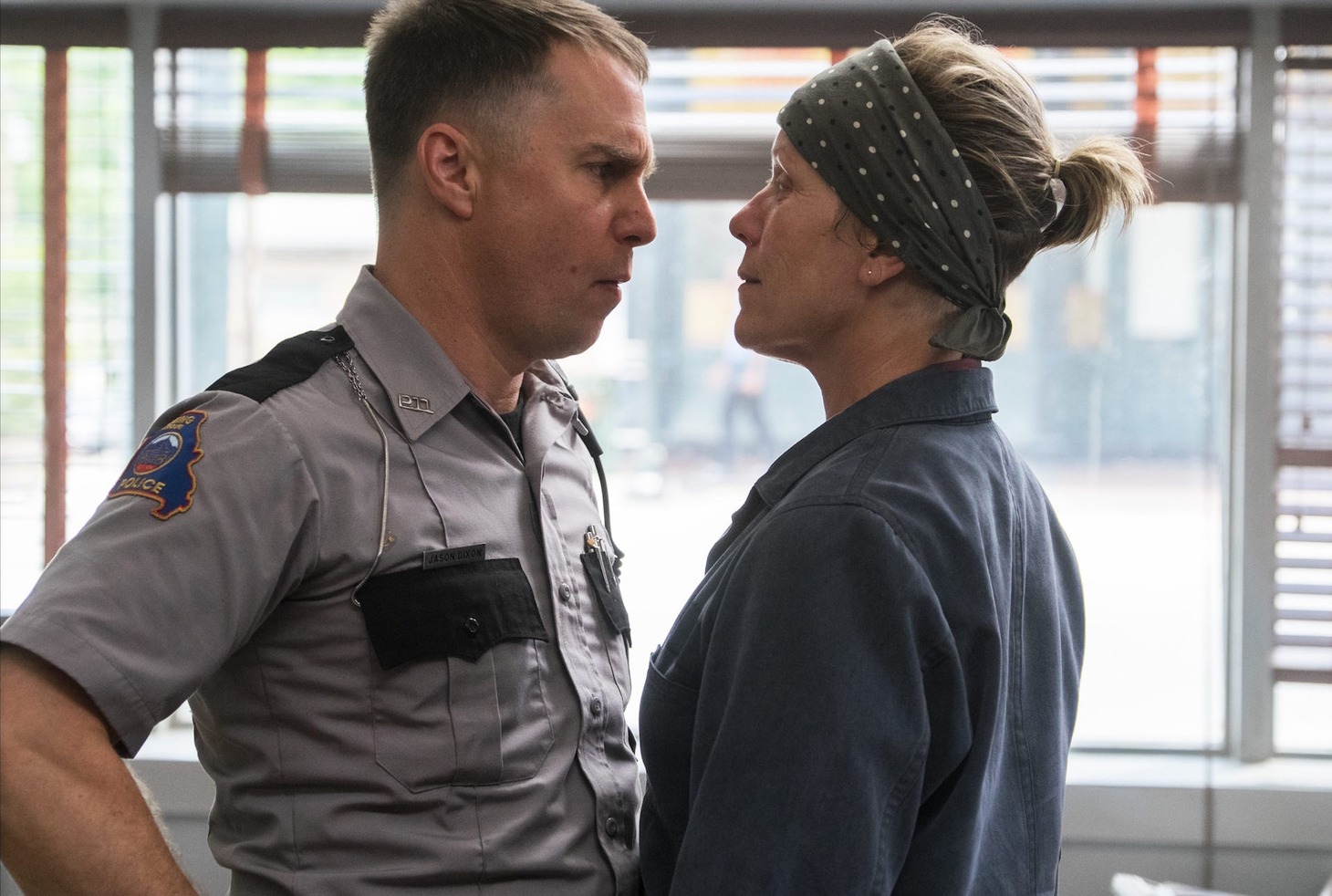 「スリー・ビルボード」より、サム・ロックウェル演じるディクソン（左）とフランシス・マクドーマンド演じるミルドレッド（右）。