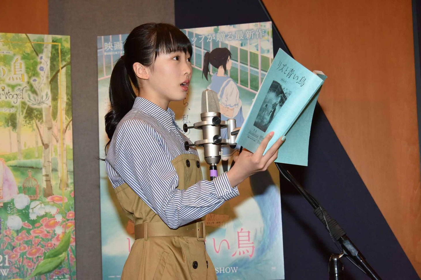 「リズと青い鳥」公開アフレコの様子。リズ役と少女役を務めた本田望結。