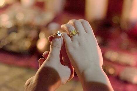 「ニワトリ★スター」より、楽人と月海が付けている月と星のペアリング。