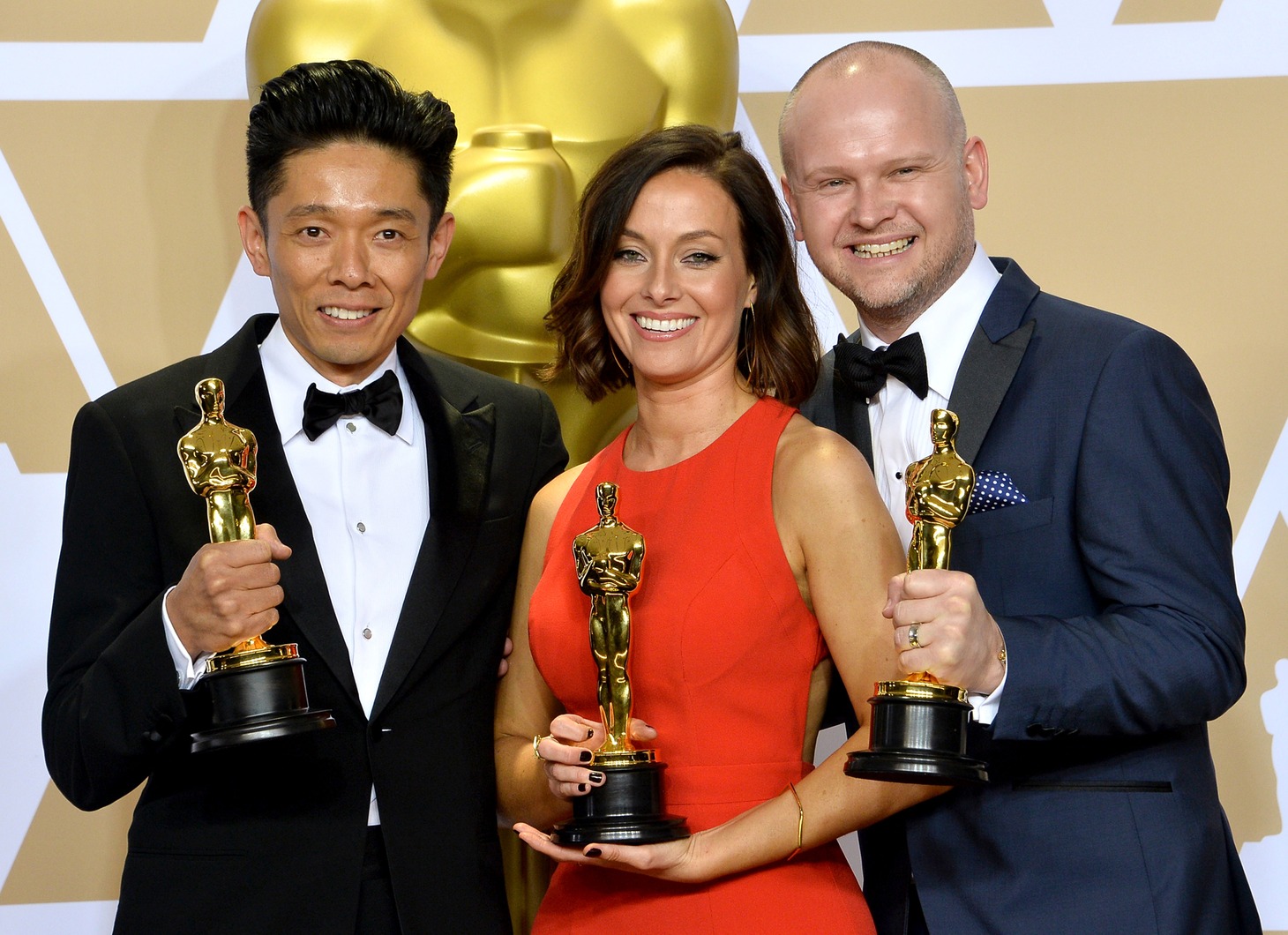 メイクアップ＆ヘアスタイリング賞の受賞者。左から辻一弘、ルーシー・シビック、デヴィッド・マリノフスキ。（写真提供：JIM RUYMEN / UPI / Newscom / ゼータ イメージ）