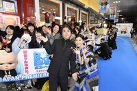 「ボス・ベイビー」ジャパンプレミアのブルーカーペットイベントの様子。左からムロツヨシ、芳根京子。