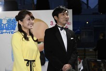 「ボス・ベイビー」ジャパンプレミアのブルーカーペットイベントの様子。左から乙葉、石田明。