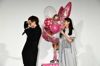 岩田剛典（左）が目を閉じている間に登壇した山本美月（右）。