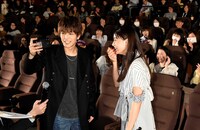 記念撮影の様子。左から岩田剛典、山本美月。