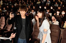 記念撮影の様子。左から岩田剛典、山本美月。