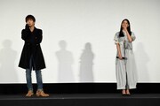 左から岩田剛典、山本美月。