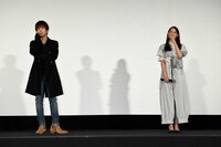 左から岩田剛典、山本美月。