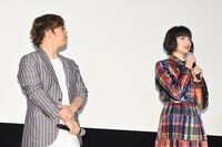 左から三木孝浩、小松菜奈。
