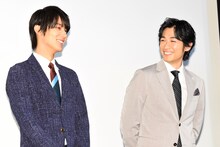 左から中川大志、ディーン・フジオカ。