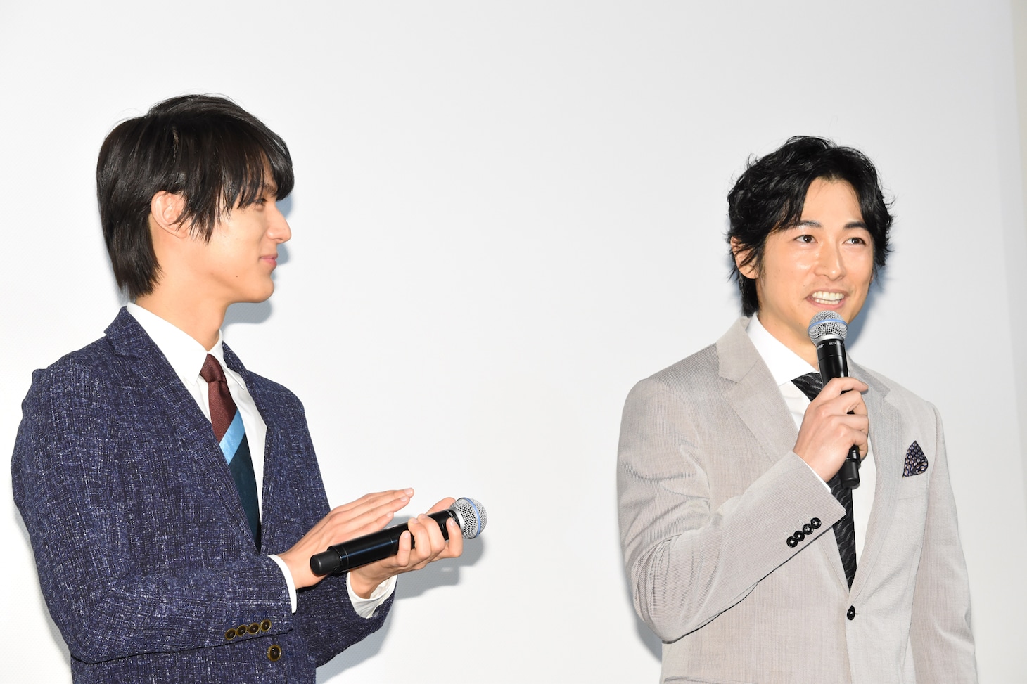 左から中川大志、ディーン・フジオカ。