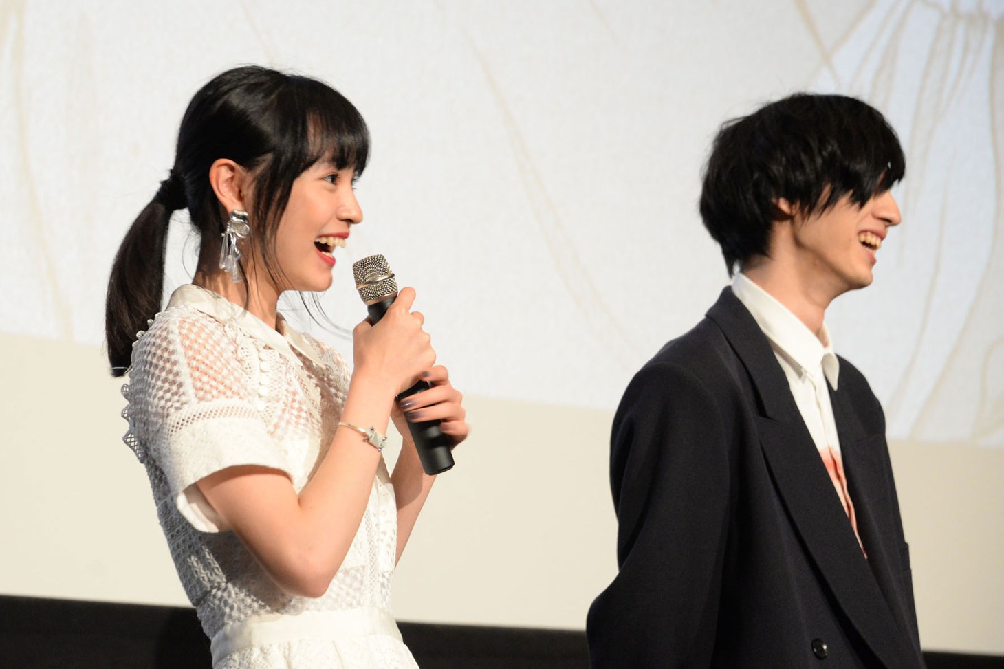 左から大谷凜香、清水尋也。