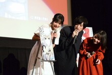 押切蓮介の描き下ろしイラストをのぞき込む登壇者たち。