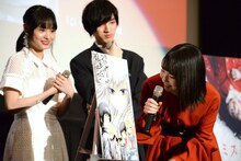 押切蓮介の描き下ろしイラストをのぞき込む山田杏奈。