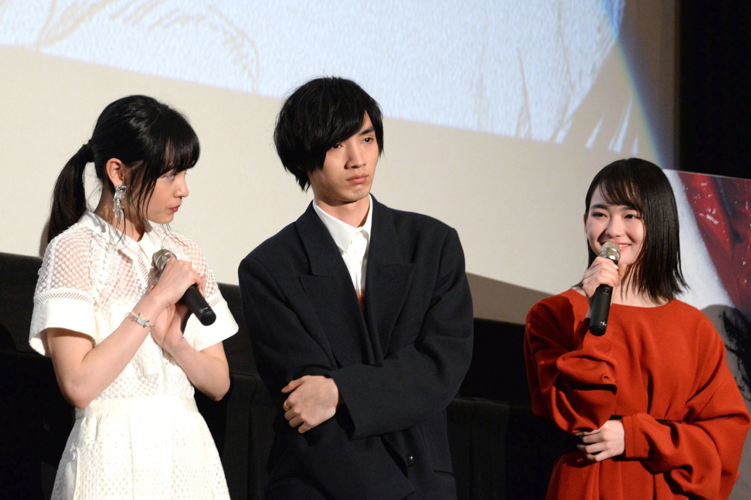 タテタカコの弾き語り披露を受け、感想を述べる山田杏奈（右）。