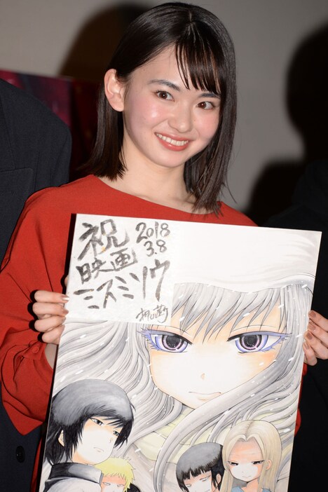 押切蓮介の描き下ろしイラストを手にする山田杏奈。