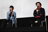 「犬猿」舞台挨拶の様子。左から窪田正孝、吉田恵輔。