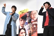 猫のポーズを取る窪田正孝（左）、吉田恵輔（右）。