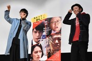 猫のポーズを取る窪田正孝（左）、吉田恵輔（右）。