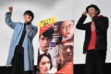 猫のポーズを取る窪田正孝（左）、吉田恵輔（右）。