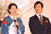 左から吉永小百合、堺雅人。