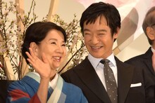 左から吉永小百合、堺雅人。