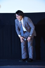 転びながら登壇した小澤雄太。