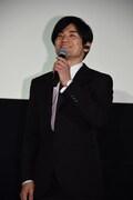 「はい、どーもしゃべっちゃいましたー！」と挨拶する岩田栄慶。