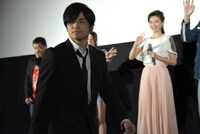 颯爽とステージをあとにする岩田栄慶。