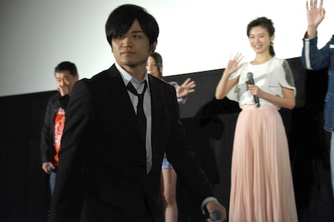 颯爽とステージをあとにする岩田栄慶。